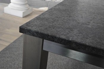 147 Detailaufnahme Tisch Edelstahl und Granit
