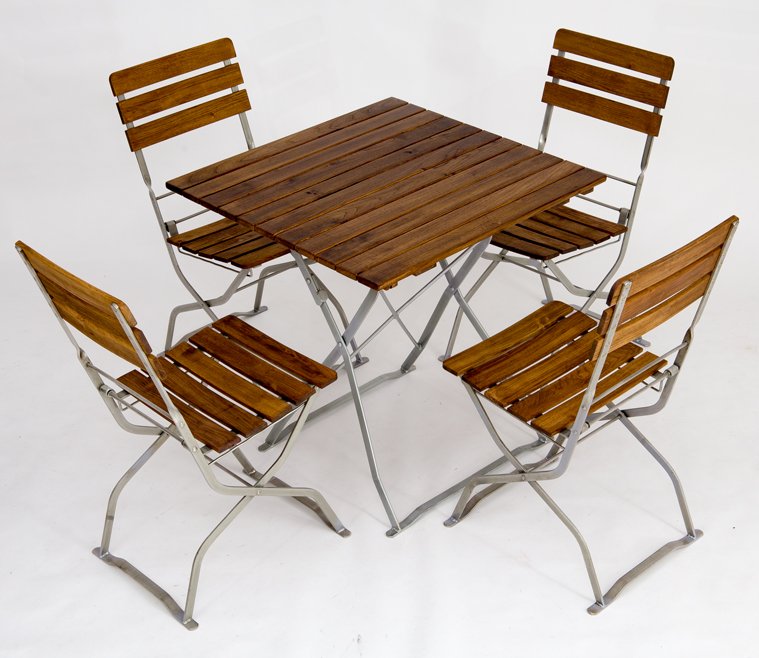 Biergartenmöbel für vier Personen mit quadratischem Tisch